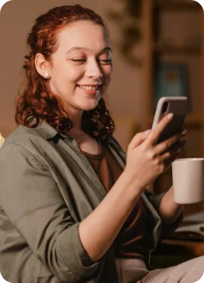 Mujer sonriendo a celular